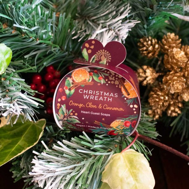 The English Soap Company Christmas Tidings Christmas Wreath Heart Guest Soaps