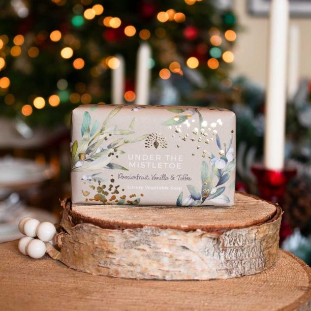 The English Soap Company Christmas Tidings Under the Mistletoe Soap