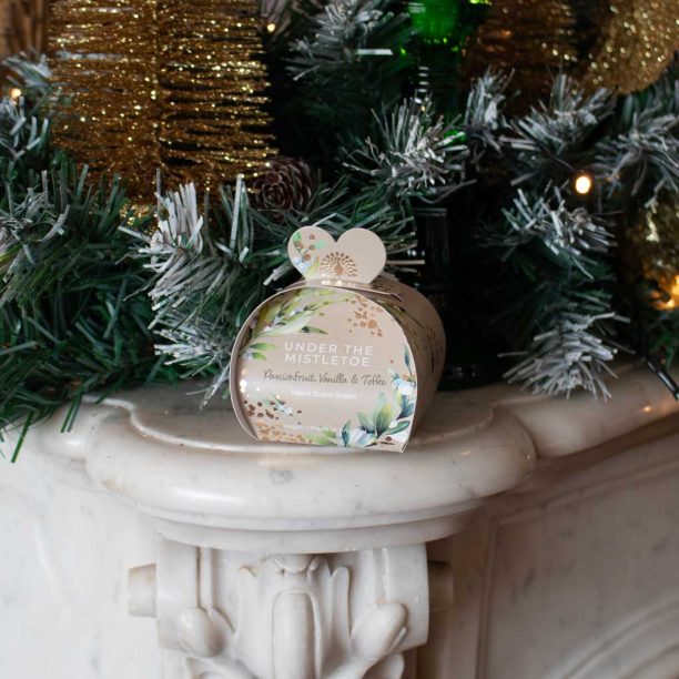 The English Soap Company Christmas Tidings Under the Mistletoe Heart Guest Soaps