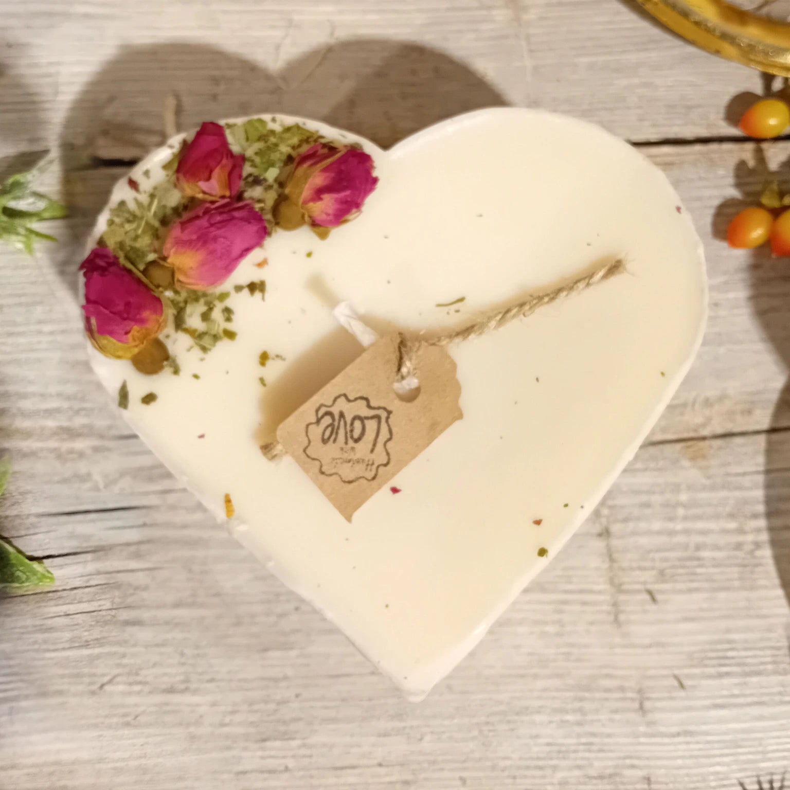Beauty Scents Heart Shape Apple Scented Natural Wax Candle with Rose Buds