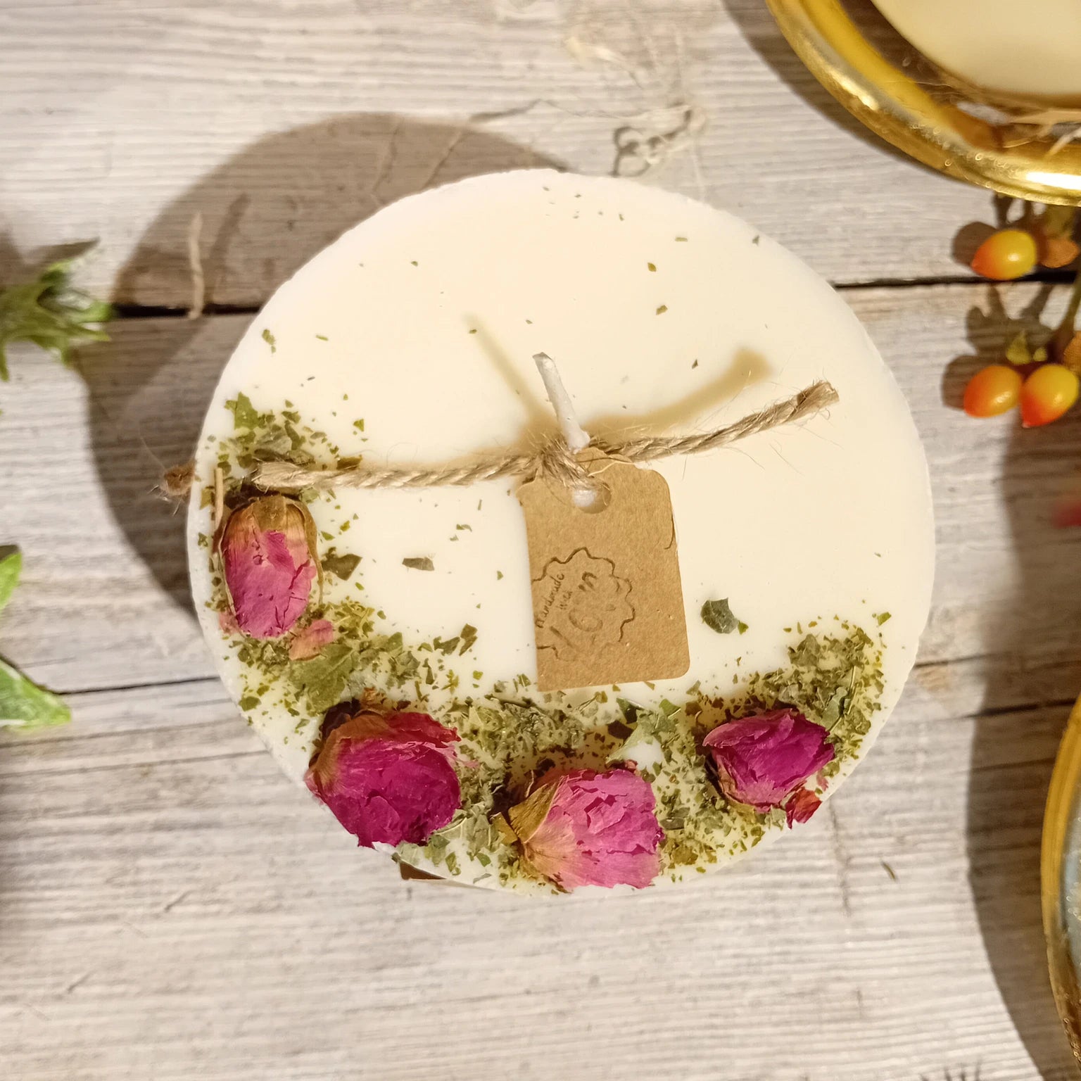 Beauty Scents Apple Scented Natural Wax Candle with Rose Buds