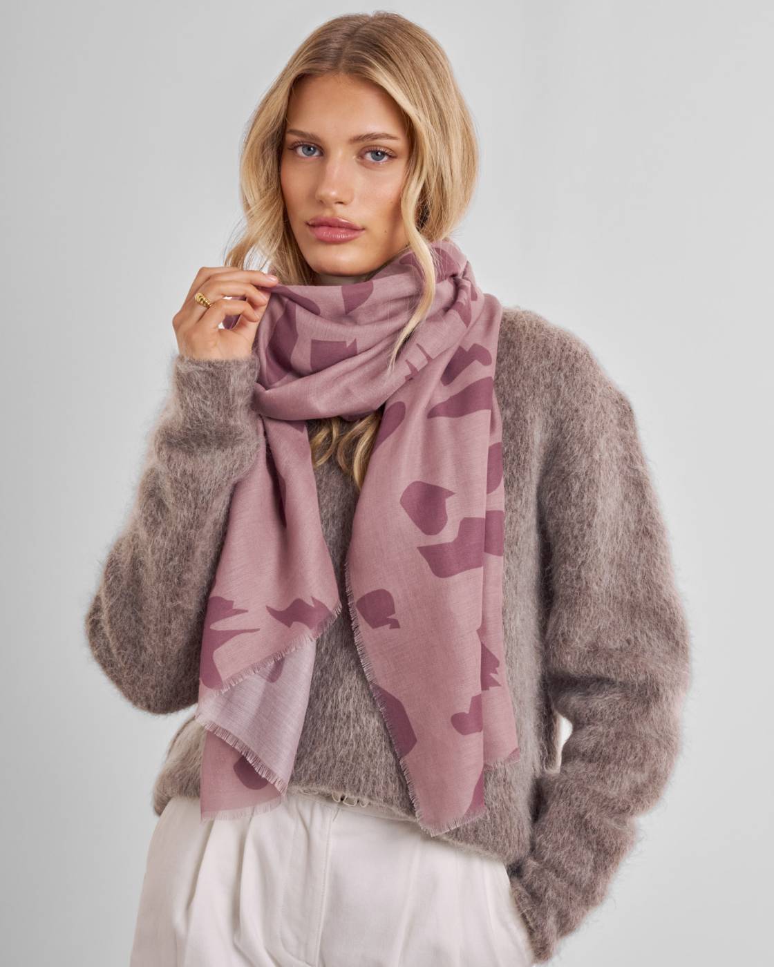 Katie Loxton Printed Scarf Large Leopard Light Pink/ Dusty Pink