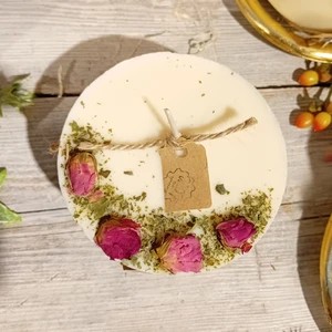 Apple Scented Natural Wax Candle with Rose Buds D 9 cm H 5 cm