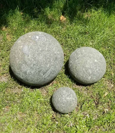 Tripod Stone Ball 10cm